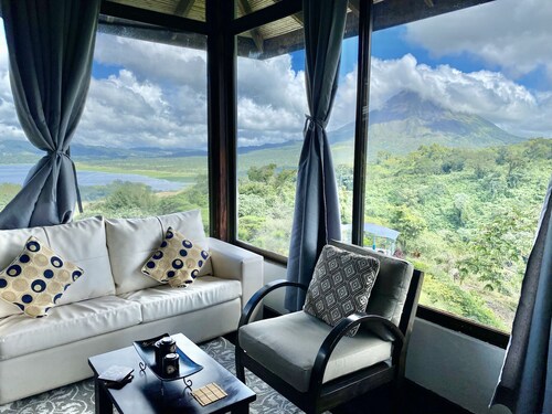 Birdsong Villa. Romantic Suite w/ Jacuzzi & Volcano View.