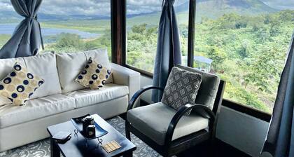Birdsong Villa. Romantic Suite w/ Jacuzzi & Volcano View.