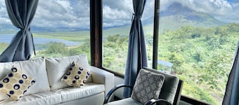 Birdsong Villa. Romantic Suite w/ Jacuzzi & Volcano View.