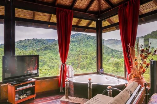 Arenal Birdsong. Entire Villa w/ Stunning Volcano & Lake Views