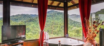 Arenal Birdsong. Entire Villa w/ Stunning Volcano & Lake Views