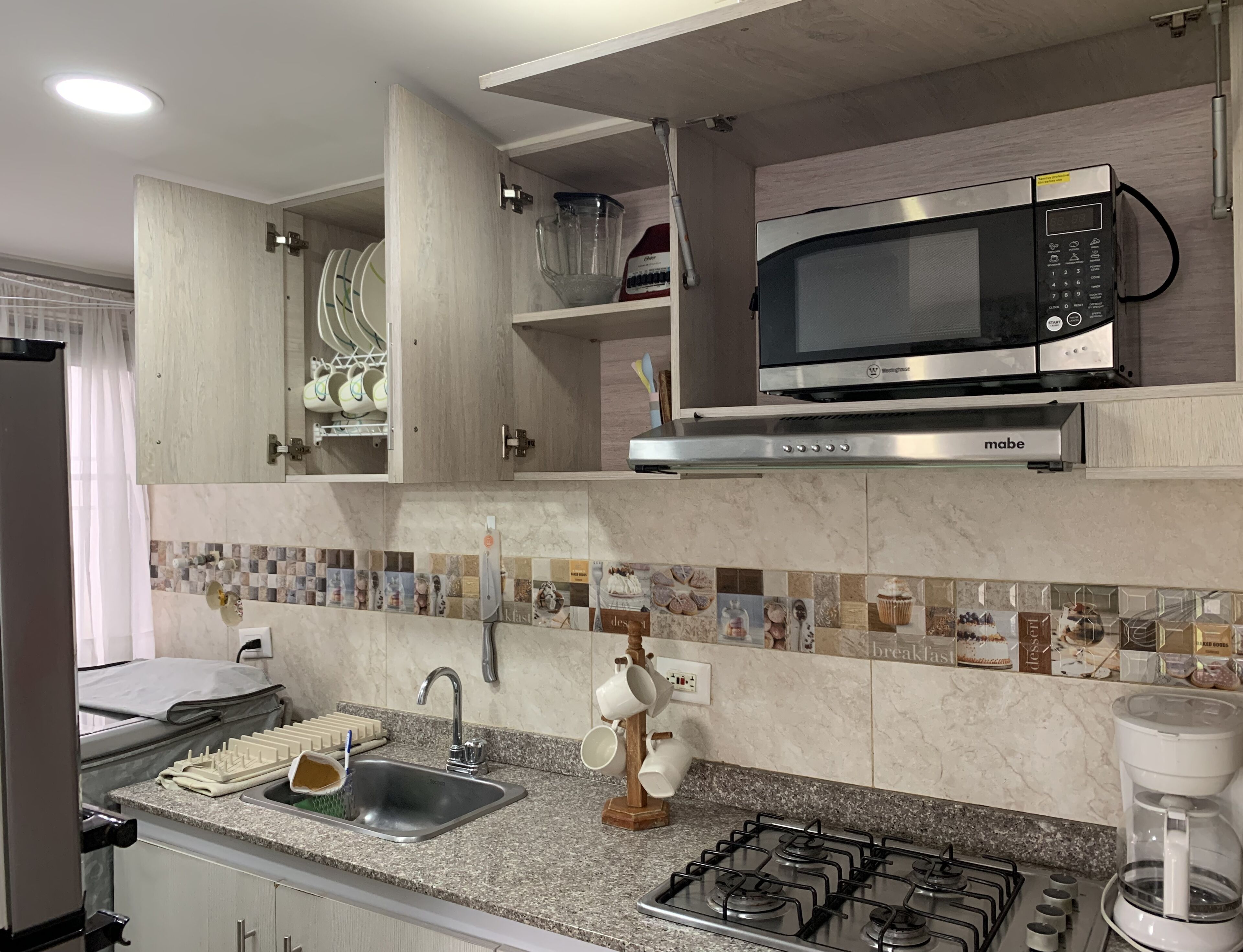 Cafetera o tetera, mesa de comedor y isla de cocina