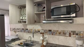 Macchina per tè/caffè, tavolo da pranzo, isola per cucina