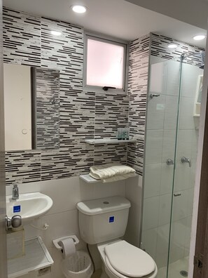 Een douche, een haardroger, handdoeken, toiletpapier