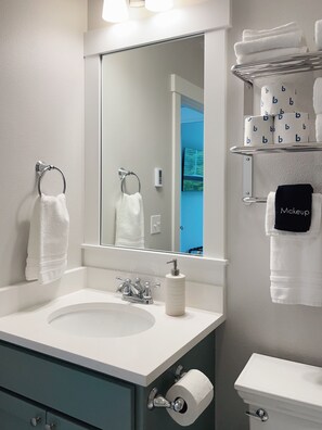 Kombination af bruser/badekar, hårtørrer, håndklæder, Sæbe