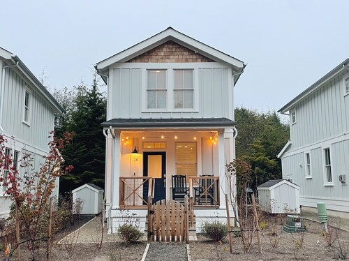 Cozy Cottage in Seabrook w/ Private Hot Tub