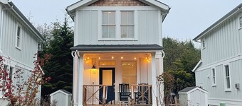 Cozy Cottage in Seabrook w/ Private Hot Tub