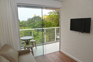 Estudio superior | Zona de estar | Smart TV de 32 pulgadas con canales digitales, una televisión