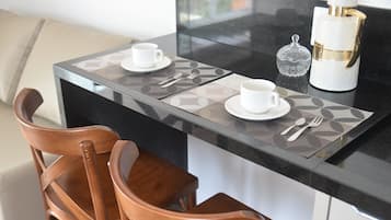 Estudio Confort | Cocina privada | Frigorífico, microondas, placa de cocina y hervidor eléctrico