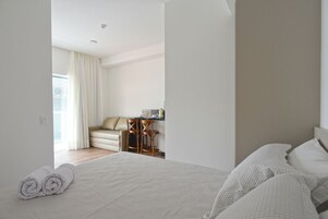 Comfort Studio | Blackout drapes, travel crib, free WiFi, bed sheets