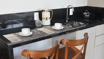 Estudio Confort | Cocina privada | Frigorífico, microondas, placa de cocina y hervidor eléctrico