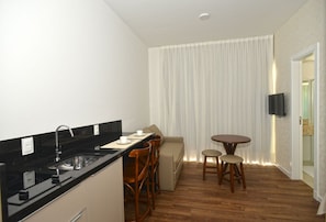 Estudio Confort | Cocina privada | Frigorífico, microondas, placa de cocina y hervidor eléctrico