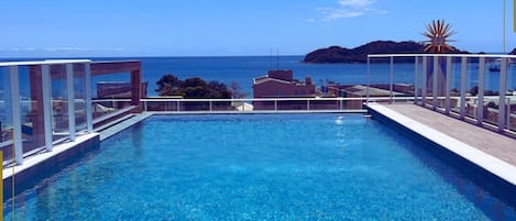 Utomhuspool, öppet 09.00 till 22.00, parasoller och solstolar