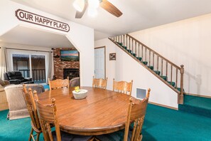 Dining - Snow Summit Getaway - 2-bedroom in Big Bear Lake, Walk to Slopes, Cable TV, Deck, BBQ, Views (Big Bear Lake)