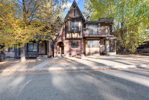 Exterior - Snow Summit Getaway - 2-bedroom in Big Bear Lake, Walk to Slopes, Cable TV, Deck, BBQ, Views (Big Bear Lake)