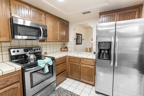 Fridge, microwave, oven, stovetop - Snow Summit Getaway - 2-bedroom in Big Bear Lake, Walk to Slopes, Cable TV, Deck, BBQ, Views (Big Bear Lake)