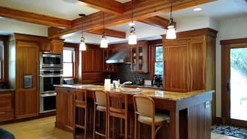 雪櫃、微波爐、焗爐、爐具