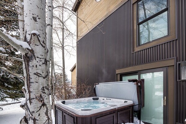 Outdoor spa tub