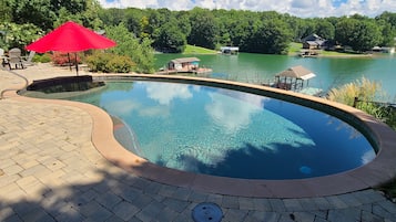 Una piscina al aire libre, una piscina climatizada