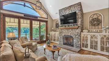 Smart TV, chimenea, futbolito y libros