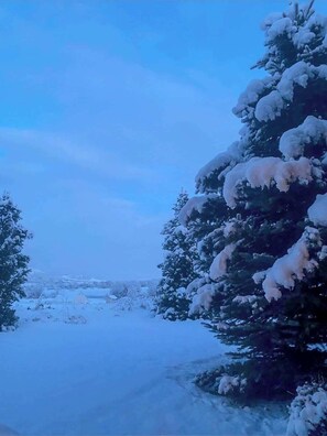 Eine verschneite Landschaft mit blauem Himmel.