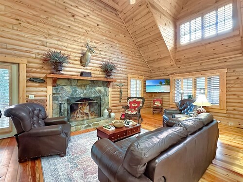 Hickory Hills Cabin | Pet Friendly, Lake Sequoyah Views Minutes from Downtown