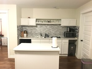 Refrigerador, microondas, placa de cocina, cafetera/tetera