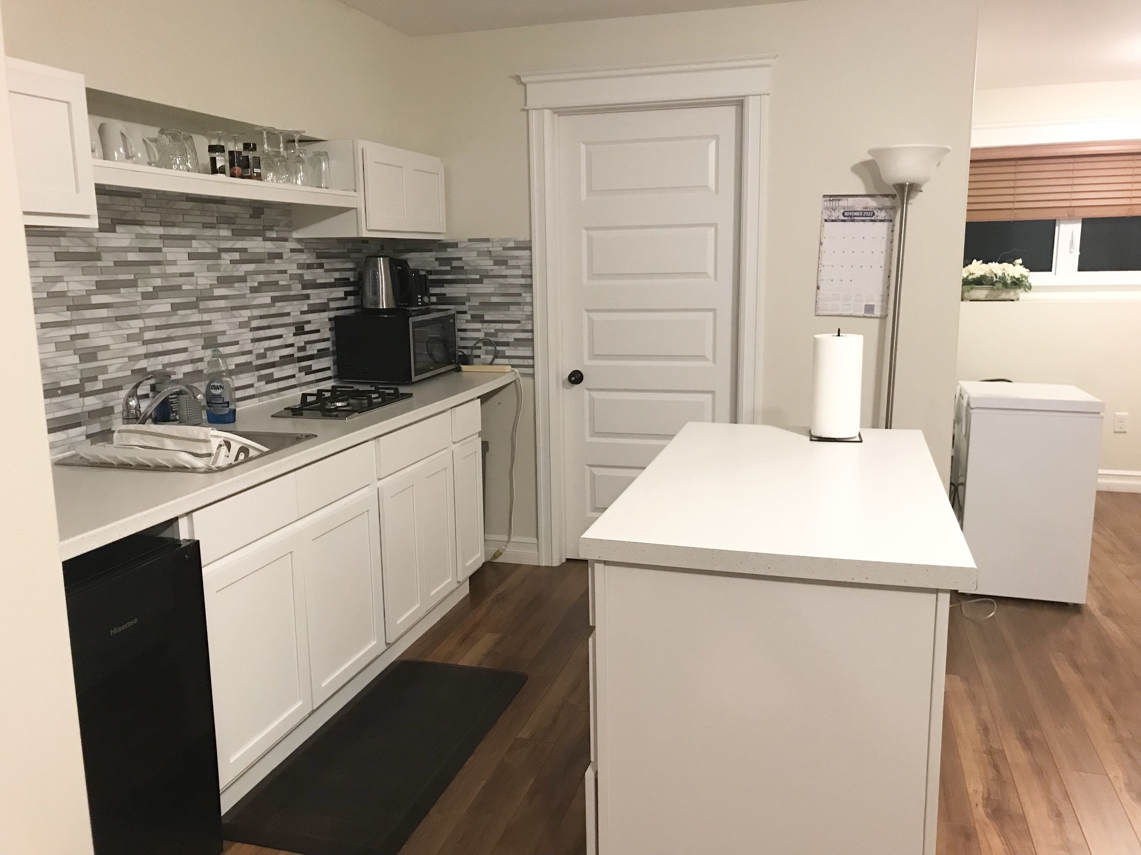 Kühlschrank, Mikrowelle, Herdplatte, Wasserkocher mit Kaffee-/Teezubehör