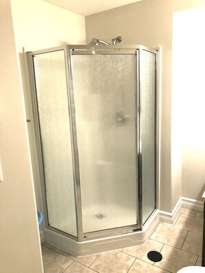 Douche, sèche-cheveux, serviettes fournies, savon