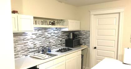 Stylish 1BR unit in Bedford, only 15 min to downtown Halifax. Near shopping area