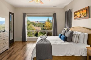 3 habitaciones, tabla de planchar con plancha y cuna de viaje 