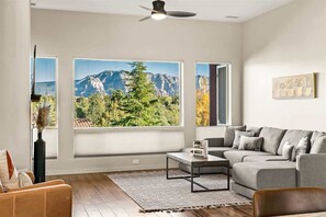 Televisión, chimenea y oficina 