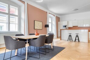 Dining - Hip Innere Stadt 2BR w/ Elevator & Pvt Entry, nr U1 & U4, by Blueground (Vienna)