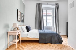 2 bedrooms, iron/ironing board, WiFi, bed sheets - Hip Innere Stadt 2BR w/ Elevator & Pvt Entry, nr U1 & U4, by Blueground (Vienna)