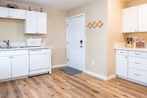 Fridge, microwave, oven, stovetop - Far East Escape: Zen apartment, Japanese tea table (Salem)