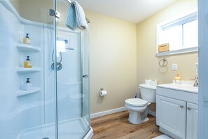 Dusche, Haartrockner, Handtücher
