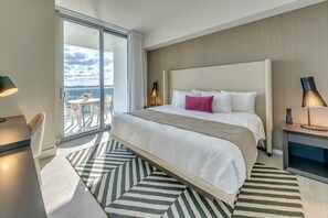 2 bedrooms, iron/ironing board, free WiFi, bed sheets - OCEAN WALKING DISTANCE AMAZING CORNER SUITE OCEAN VIEW (Hollywood)
