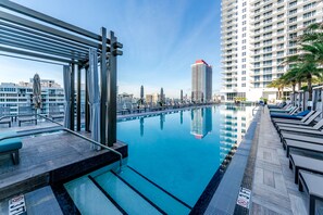 A heated pool - OCEAN WALKING DISTANCE AMAZING CORNER SUITE OCEAN VIEW (Hollywood)
