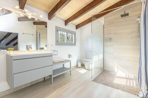 Bañera, secador de pelo y toallas