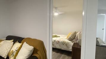 1 Schlafzimmer, Schreibtisch, Bügeleisen/Bügelbrett, Reisekinderbett