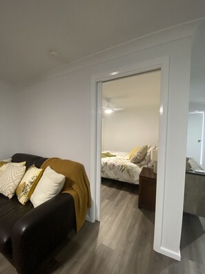 1 Schlafzimmer, Schreibtisch, Bügeleisen/Bügelbrett, Reisekinderbett