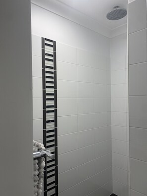 Dusche, Haartrockner, Handtücher, Seife