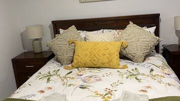 1 Schlafzimmer, Schreibtisch, Bügeleisen/Bügelbrett, Reisekinderbett