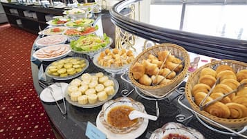 Bữa sáng buffet hàng ngày với phụ phí nhỏ