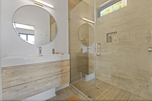 Douche, serviettes fournies, savon, shampoing
