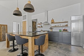 Refrigerador, microondas, parrilla de estufa y lavavajillas