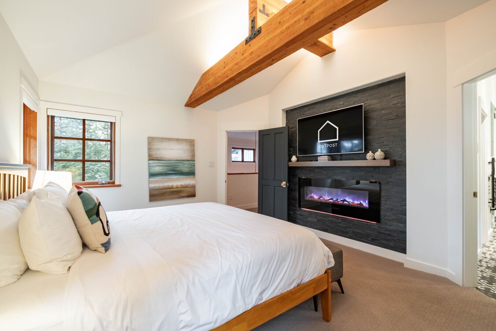 4 bedrooms, iron/ironing board, internet, bed sheets