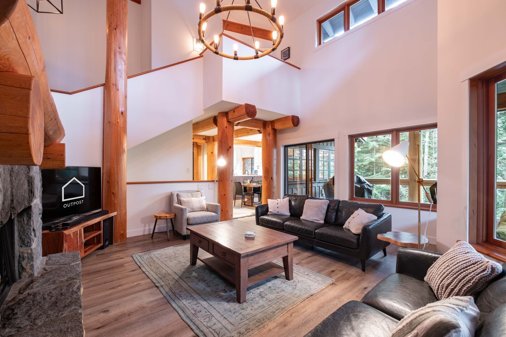 Télévision à écran plat, cheminée