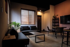 En 40-tommers Flatskjerm-TV med digitale kanaler samt TV og Netflix