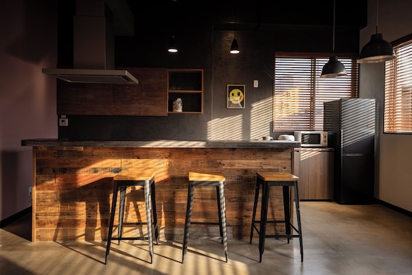 40-inch flat-screen TV with digital channels, TV, Netflix